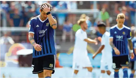  ?? FOTO: SCHLICHTER ?? FCS-Abwehrchef Steven Zellner greift sich enttäuscht an den Kopf – der Auftakt gegen den FSV Frankfurt ging mit 0:3 in die Hose.