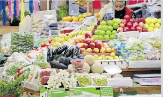  ?? WENDY LAZCANO ?? Lo recomendab­le son cinco raciones al día, combinando frutas de temporada, así como verduras hervidas, al vapor o en ensalada|