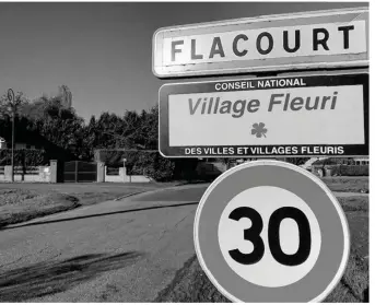  ??  ?? À Flacourt, la municipali­té demande aux habitants de donner quelques heures de leur temps pour entretenir les espaces verts.