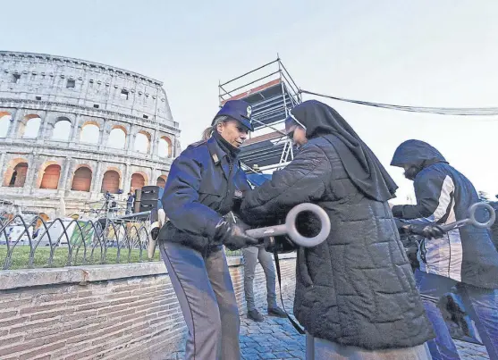  ?? Yara nard/ reuters ?? La policía italiana revisó con detector de metales hasta a las monjas que fueron al Coliseo