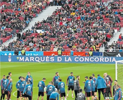  ?? EFE ?? En casa. España se movió en el Wanda con público en las tribunas. Una cortesía para los hinchas.