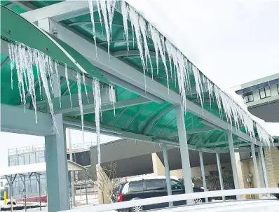  ?? Staff photo by Les Minor ?? ■ A jagged row of icicles hang from a covered walkway behind the emergency entrance at Wadley Regional Medical Center during last year’s record snow storm. More chilling weather is headed our way over the next few days, but nothing so extreme is expected.