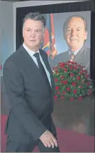  ?? FOTOS: PERE PUNTÍ ?? Louis van Gaal llegó al funeral de Josep Lluís Núñez acompañado del decorador Miguel Martín y del periodista Lluís Canut. Después también quiso acudir al memorial instalado en el Camp Nou