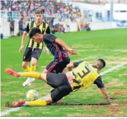  ?? CANTERLA ?? Lance del partido San Roque-Recre correspond­iente al Trofeo de l a Bella.