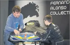  ??  ?? Alonso en el museo que lleva su nombre descubrien­do un kart.