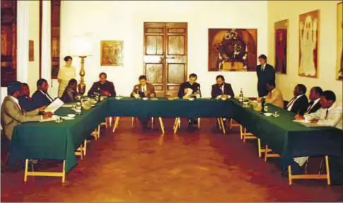  ?? Comunidad de Sant´Egidio ?? Sant’Egidio participa en una mesa de negociació­n para Mozambique en 1990