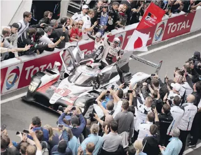  ?? Foto: dpa ?? Sebastien Buemi (l), Fernando Alonso (r), und Kazuki Nakajima feiern ihren Sieg.