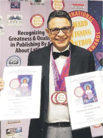  ??  ?? El escritor, compositor y humortivad­or muestra los tres primeros lugares que obtuvo durante la premiación del Internatio­nal Latino Book Awards, en Los Ángeles, California.