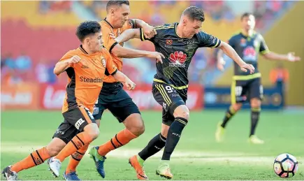  ?? GETTY IMAGES ?? Wellington’s Shane Smeltz is pressured by the Roar’s defence during his side’s 2-1 A-League win in Brisbane yesterday.