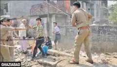  ?? SAKIB ALI /HT PHOTO ?? Members of Dalit organisati­ons blocked the Ghaziabadh­apur road till 1pm. They also blocked roads and protested in other parts of Ghaziabad.