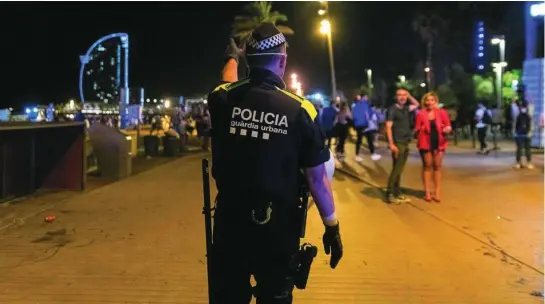  ?? EP ?? En la imagen, un agente de la Urbana en las playas de Barcelona por la noche