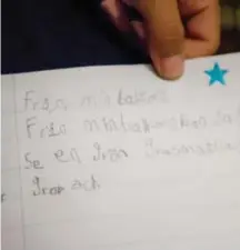  ??  ?? FAMILJ. Maher Hijasi bor i Huddinge med frun Lamis och barnen Mais, 2 år, Hoda, 5 år och Abdul Hadi, 8 år, som visar en dikt han skrivit. Mahers syster (bilden till höger) och hennes dotter (i gul klänning) är på besök från Tyskland, där de fått...