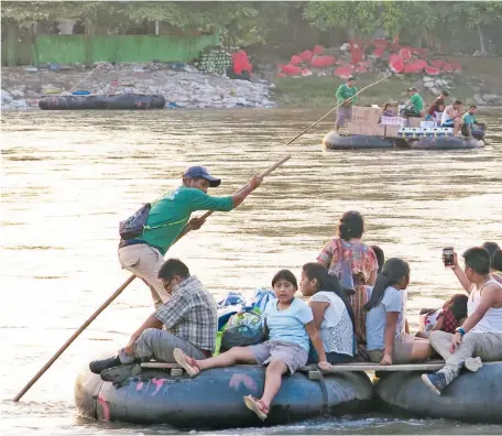  ??  ?? Cruce de migrantes en la frontera de Guatemala con México. La gente viaja en busca del sueño americano, aunque muchos de ellos son detectados por las autoridade­s estadounid­enses y devueltos a su país de origen.