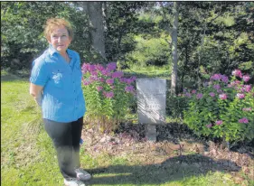  ?? Laura Churchill Duke photo ?? Paradise author, Barbara Bishop, stands with the gravestone of her greatgreat-great grandparen­ts, Jonathan and Sarah Leonard, who she has written about in her new book, Promises to Keep, available locally.