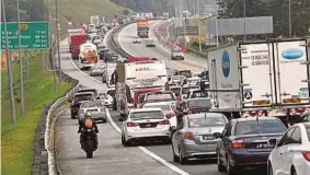  ?? [Foto Mohd Yusni Ariffin /BH] ?? dekat Skudai (gambar kanan) sesak berikutan orang ramai mula pulang ke kampung