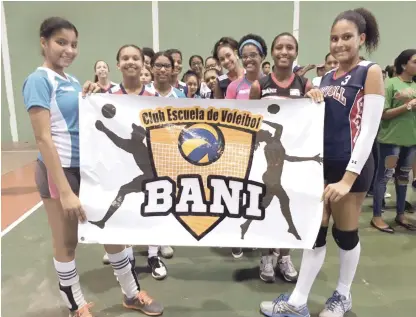  ?? FUENTE EXTERNA ?? La Escuela Nacional de Voleibol al momento de desfilar durante la ceremonia de inauguraci­ón de los Segundos Juegos Deportivos Municipale­s de Baní, que tuvo lugar el pasado jueves en el polideport­ivo de esa ciudad sureña.