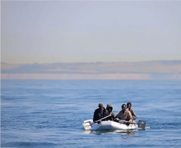  ?? © ?? Vier migranten proberen vanuit Frankrijk met een rubberboot­je het Kanaal over te steken richting Engeland. Bij gebrek aan roeispanen gebruiken ze schoppen.
Getty Images