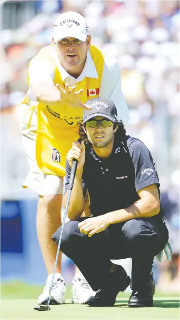  ?? MARK VAN MANEN/PNG FILES ?? Caddy Brett Saunders, left, helps Adam Hadwin line up a putt at the 2011 Canadian Open. Saunders and partner Scott Rodgers run a high-performanc­e centre in South Surrey that specialize­s in putting.