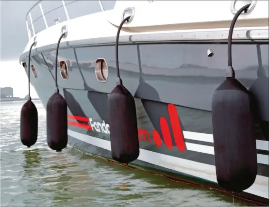  ??  ?? Jean-Luc Codron a fait installer le système à bord de son propre bateau, un Baïa 54. La hauteur des défenses se règle automatiqu­ement.