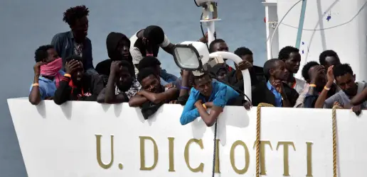  ??  ?? Migranti I naufraghi africani imbarcati dalla nave «Diciotti» della Guardia Costiera, attraccata a Catania. Cento di loro sono arrivati ieri in Veneto (Lapresse)