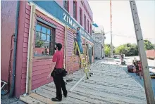  ?? BOB TYMCZYSZYN
THE ST. CATHARINES STANDARD ?? The old Niagara Falls police station is being used as a location in a TV series. Constructi­on on the site is underway.