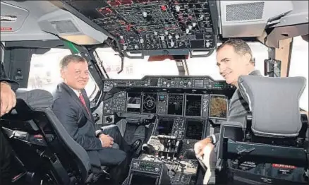  ?? CASA DE S.M. EL REY / LVE ?? Abdalah de Jordania y don Felipe en la cabina de un Airbus militar, ayer en la factoría de Getafe