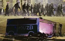  ?? Foto: Profimedia ?? S radikaliza­cí přichází násilí Ze střetů německé policie s ultralevic­ovými radikály letos v lednu v jedné z jejich základen, v Lipsku.