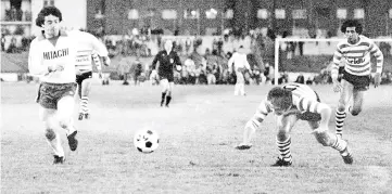  ?? — AFP photo ?? A picture taken on April 30, 1979 shows Hamburg’s English player Kevin Keegan (left) running for the ball during a football match opposing Hamburg to Lisboa in Colombes, near Paris.