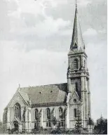  ?? FOTOS: STADTARCHI­V, KIRCHE. JPS ?? Im Jahr ihrer Einweihung, 1893, war die Stadtkirch­e völlig frei stehend, wie dieses der Wangener Stadtchron­ik entnommene Foto zeigt. Es gab noch keine Käserei.