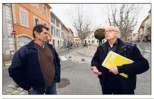  ?? (Photo Dominique Leriche) ?? Paul Ursat (à droite, ici avec un adhérent du groupement qu’il a créé) a étudié une solution alternativ­e à l’actuel projet de Ligne Nouvelle Paca. Mais face au silence du maître d’ouvrage, il espère que la mobilisati­on prendra de l’ampleur, du côté des...