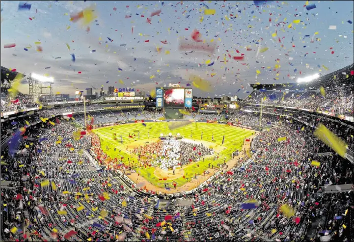  ?? HYOSUB SHIN / HSHIN@AJC.COM ?? The Braves had one final sellout to mark the end of their stint at Turner Field as they prepared to move into their new home in Cobb County.