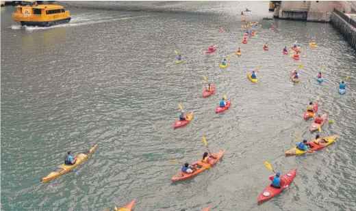  ?? SUN-TIMES LIBRARY ?? Kayakers paddle east on the Chicago River at the Wells Street Bridge.