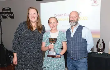  ?? ?? Stan Andrews Trophy recipients Kristine and Meike Van Ruiten with club president Jason Beer.