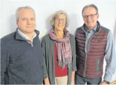  ?? FOTO: STEPPAT ?? Die beiden Calendula-Vorstände Joachim Dufner (links) und Hans-Jörg Leonhardt (rechts) sowie Ambulanz-Koordinato­rin Gisela Haupt ziehen Bilanz für das Jahr 2017.