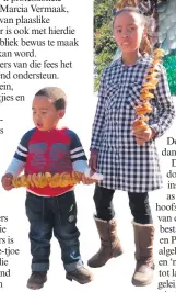  ??  ?? Twee jong feesganger­s met iets vir die honger.