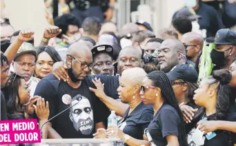  ?? The Associated Press ?? Miembros de la familia de George Floyd, cuya muerte a manos de la policía la semana pasada ha provocado manifestac­iones por todo EE.UU., hablaron ayer en Houston.