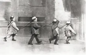  ?? Arnold Genthe ?? Children play in Chinatown in San Francisco, where city leaders instituted race-based laws to keep Chinese youngsters from attending public schools.