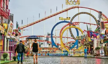  ?? RP-FOTOS: ANNE ORTHEN, LISA SCHRADER (2) ?? Nach der Räumung des Platzes war es leer auf der Kirmes. Nach zwei Stunden kam die Entwarnung. Der Regen hatte zu diesem Zeitpunkt allerdings noch nicht ganz aufgehört.