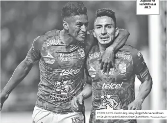  ?? / Foto: MexSport ?? ESTELARES. Pedro Aquino y Ángel Mena celebran en la victoria del León sobre Querétaro.