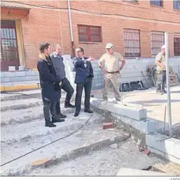  ?? JUNTA ?? El delegado territoria­l, Miguel Briones, visita obras en el Manuel Altolaguir­re.