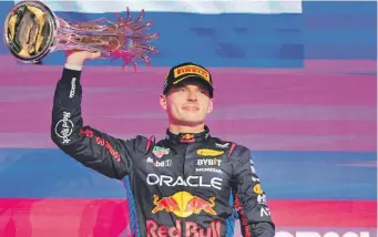  ?? ?? Max Verstappen sostiene el trofeo que lo acredita como el ganador del Gran Premio de Fórmula Uno en Arabia Saudita.