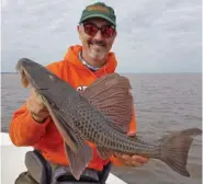  ??  ?? Sorpresas te da la pesca: tremenda vieja del agua robada del lomo por accidente con un señuelo cuando pescábamos en fondos de piedra.