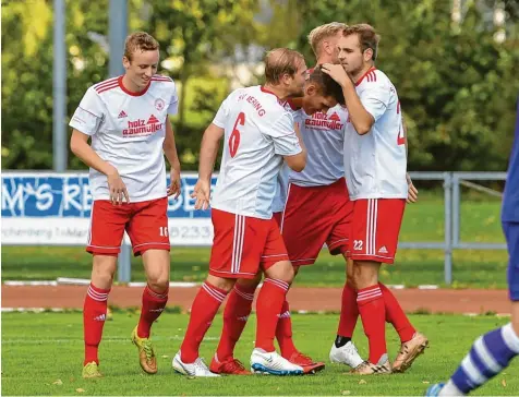  ?? Foto: R. Fischer ?? Der SV Mering hat in letzter Zeit immer weniger Grund zum Jubeln. Das Team steht weiterhin auf einem Relegation­splatz in der Landesliga. Um sich aus dem Tabellenke­ller zu befreien, müssen dringend Punkte her.