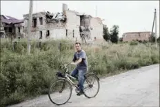  ?? Emile Ducke/The New York Times ?? Heavily damaged buildings last week in the village of Kamyanka in Ukraine's Kharkiv region.