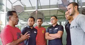  ??  ?? Kuantan FA coach Ismail Zakaria (left) discusses with representa­tives from the team and Profession­al Footballer­s Associatio­n of Malaysia over the players’ unpaid wages recently.