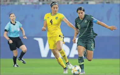  ??  ?? La australian­a Sam Kerr (derecha) intenta superar la marca de la jamaiquina Chantelle Swaby, en encuentro del Mundial Femenil 2019