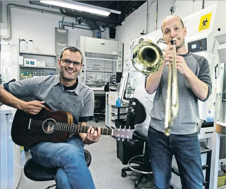  ??  ?? Salvador Aznar-Benitah a la guitarra y Xavier Trepat al trombón, en un laboratori­o del Institut de Bioenginye­ria de Catalunya (IBEC)