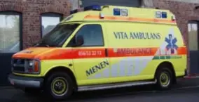  ?? FOTO RR ?? De ambulance met de patiënte in, werd achtergela­ten nabij Gent.