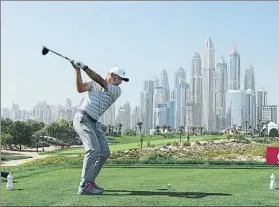  ?? FOTO: GETTY ?? Sergio García saliendo en el hoyo 8 con el famoso skyline de Dubai al fondo