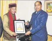  ?? HT PHOTO ?? ■ Chief minister Jai Ram Thakur with Vishwa Hindu Parishad president Vishnu Sadashiv Kokje,in Shimla on Thursday.